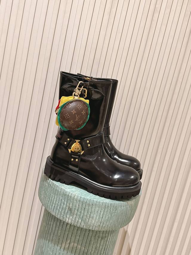 顶级版本：情侣款女款 :男款加10:包包220 Louis Vuiteeon 路易威登系带 最新款路易威登联名新款马丁靴 这款松糕厚底系列今年非常爆，穿上**效