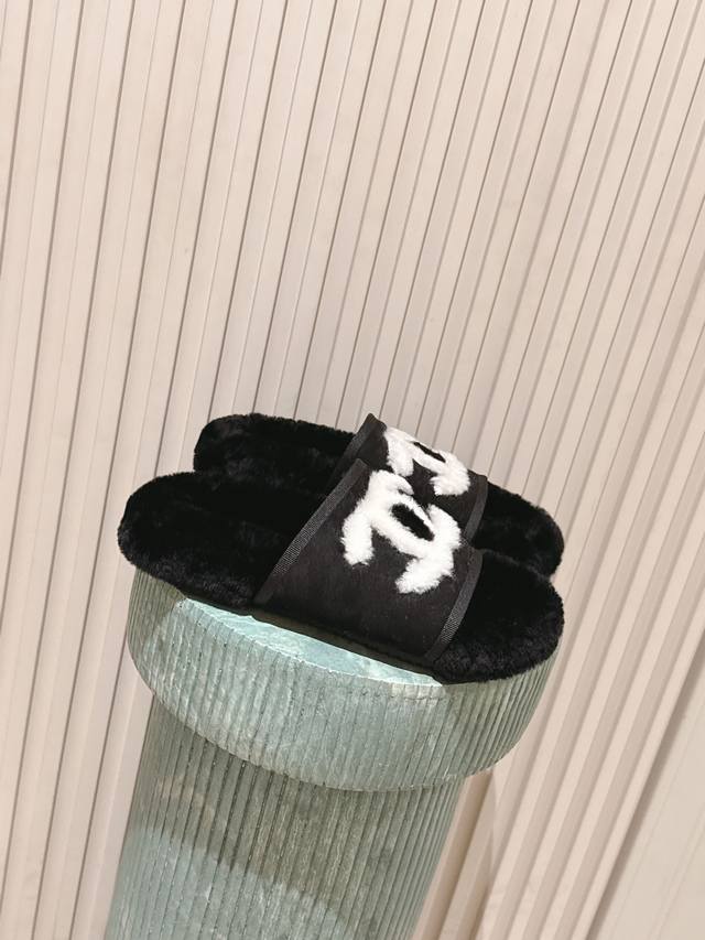 顶级版本： Chanel 经典四季双C毛毛拖鞋！这款毛拖真的是真太可爱了～ 柔软蓬松的毛毛，舒服暖脚 秋冬搭配袜子休闲又慵懒 上脚真的好看又时髦 进口羊毛，手感