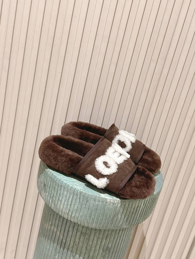 顶级版本： Loewe 罗意威 25Ss 秋冬新款 羊毛拖鞋 人体工学设计分散脚部压力 保护脚踝 鞋床具有一定的收缩性 长时间穿着后能贴合脚型 Eva鞋底回弹性