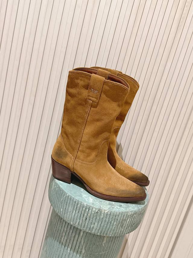 顶级版本： :prada Fw25 New Arrival～ p家25秋冬西部靴新品 定制原版风格小牛皮，做手工做旧工艺 很扎实的料子，出来的质感很赞，感觉越传