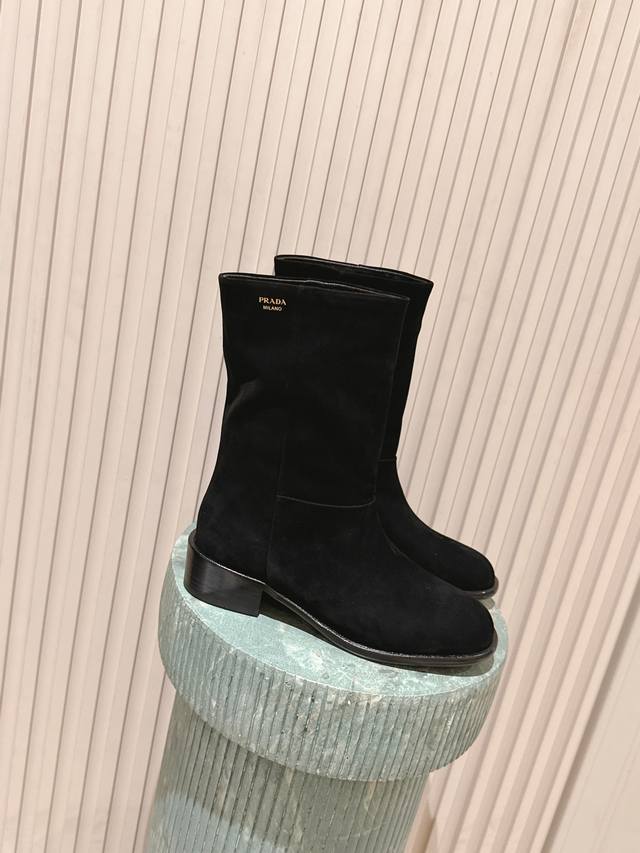 顶级版本： :prada 25Ss普拉达方跟短靴 冬天买不到的系列，绝对是今年的大爆款！！贼好看！prada靴子真的很哇塞！上脚大气显腿瘦气质这块刚好拿捏 鞋面