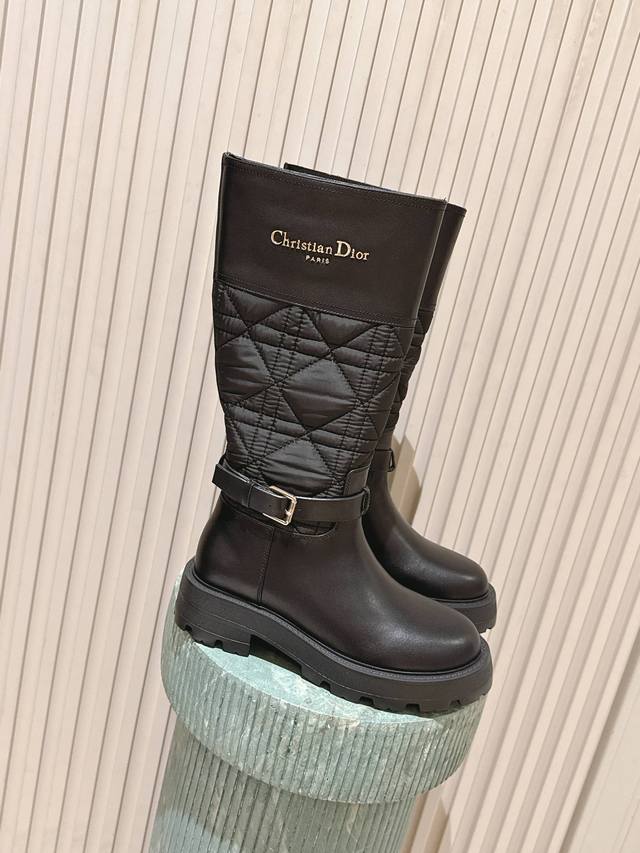 代购级别:普通版本 :顶级版本 :Dior-Major 25 对版轻底短靴 帅气靴子采用别具一格的设计元素打造醒目的外观 采用黑色科技面料和牛皮革打造，可轻松穿