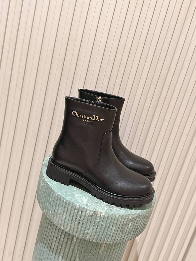 代购级别: :Dior-Major 25 对版轻底短靴 帅气靴子采用别具一格的设计元素打造醒目的外观 采用黑色科技面料和牛皮革打造，可轻松穿脱。从 Dior B