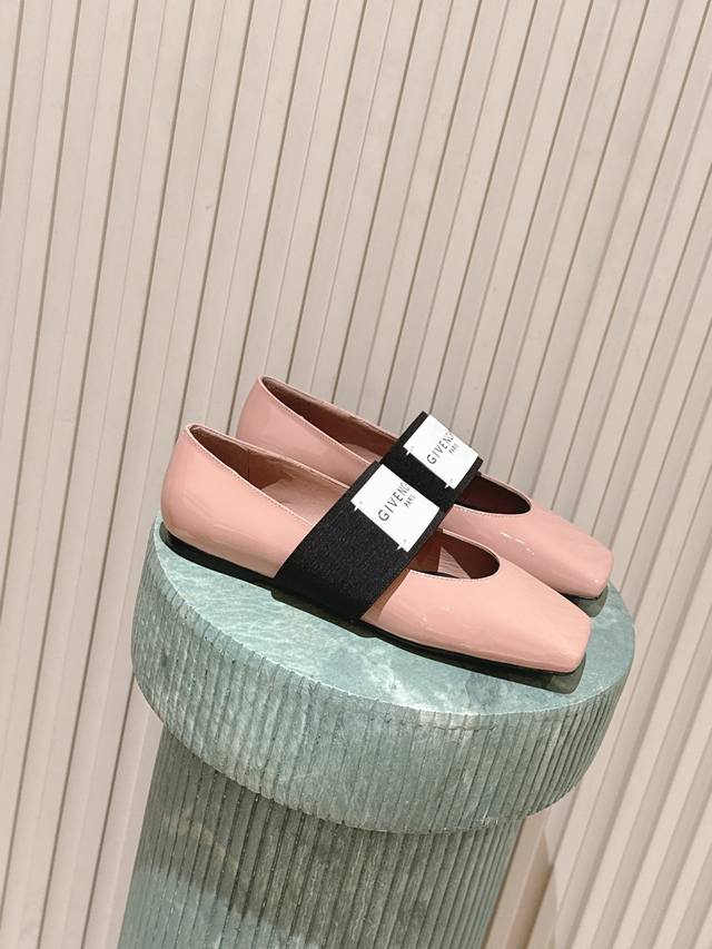顶级版本： :Givenchy Ballerina 芭蕾舞鞋-复古正红 裁切方头，轻松优雅气质 兼顾风格与极度舒适，弹性饰带缀”Givenchyparis“标识