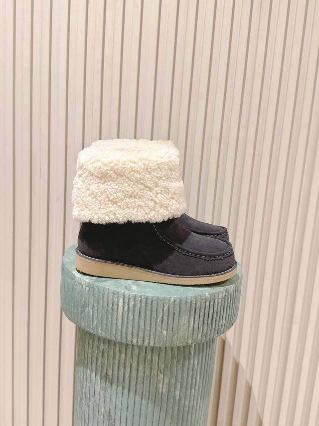 顶级版本： :Chloé 蔻依 2025S秋冬羊羔毛雪地靴 进口牛反绒+真羊毛内里，质感细腻又透气，穿着超舒适厚实羊羔毛翻领，保暖力满分，生胶鞋底防滑耐磨，日常