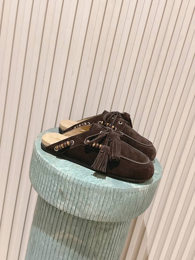 顶级版本:半拖 :满帮 :Miu Mi* 25Fw Deck Shoes 麂皮船鞋 Miumiu家新款Deck Shoes也太有设计感了吧，秋冬氛围感拉满，舒适