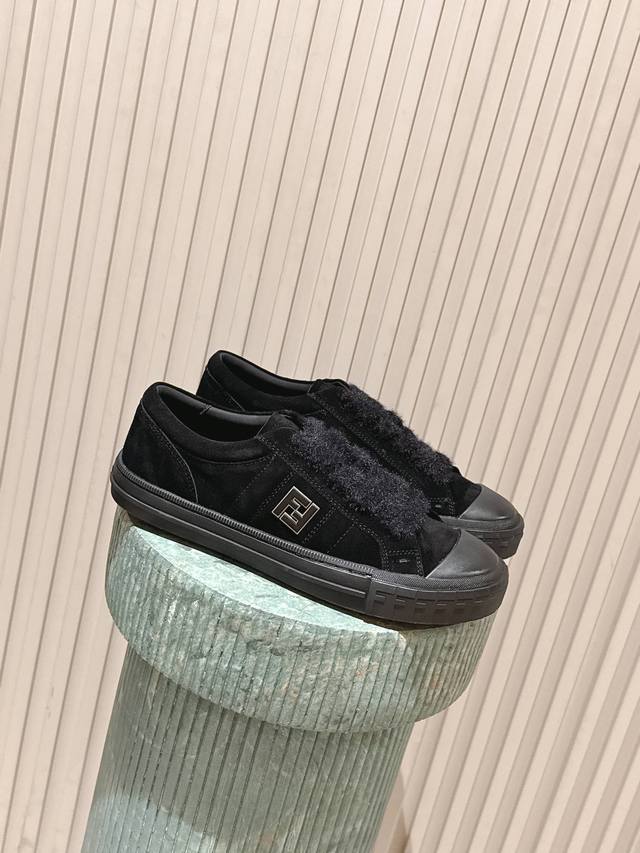 顶级版本： Febdi芬迪新款低帮饼干鞋运动鞋，橡胶鞋底。麂皮材质 羊皮内里 饰有缝线Ff图案刺绣。白色鞋底饰有撞色底部，配有压花纹理组合、鞋头叠加Ff图案，鞋