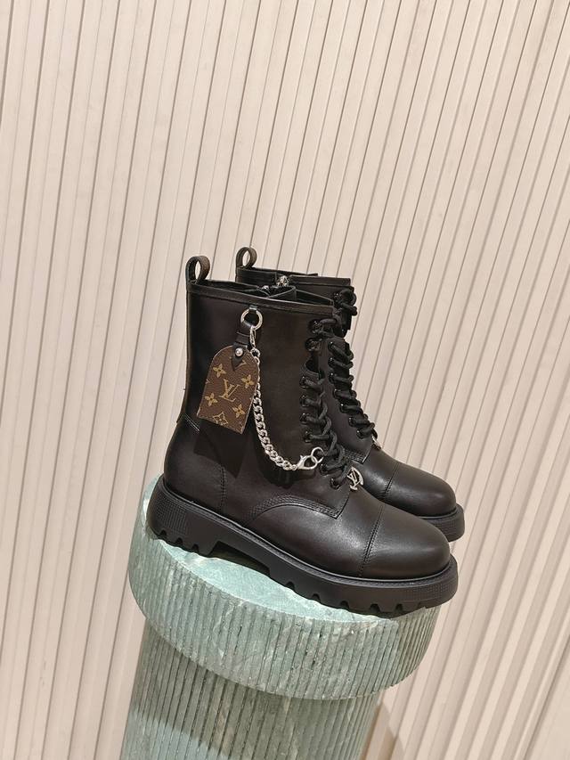 代购级情侣款 Louis Vuitton路易威登 网红，大明星走秀新款 系带短靴 休闲百搭时尚潮流款，上脚舒适 搭配路易威登标识点缀亮点大气显气质 面料：进口小