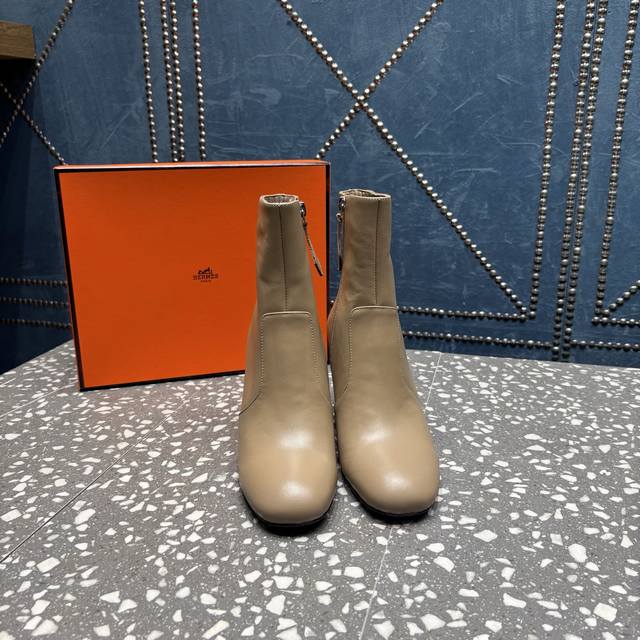 HermèS 爱马仕经典短靴鞋 独特的鞋跟设计元素 圆头短靴 面料：牛皮 内里垫脚：羊皮 大底：真皮大底 跟高：8Cm Size：35-42码 40 41 42