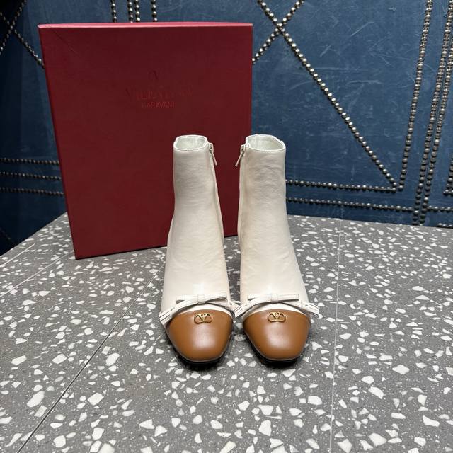 Valentino 华伦天伦 冬季短靴 鞋面：韩腊感牛皮 牛皮 内里：羊皮 靴筒高度：6寸 跟高：6Cm 大底：真皮大底 码数：35-42码 40.41.42定