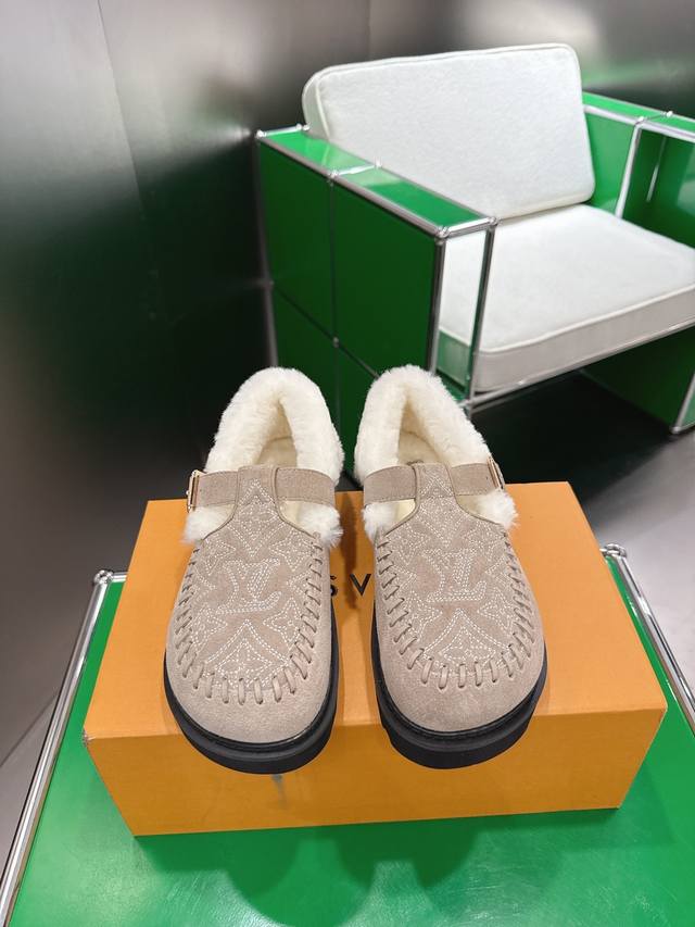 Lv路易威登 Colorado Comfort 玛丽珍鞋毛毛鞋 本款 Colorado Comfort 玛丽珍鞋取材天鹅绒般丝滑的绒面牛皮革，与羊毛皮内衬共筑舒