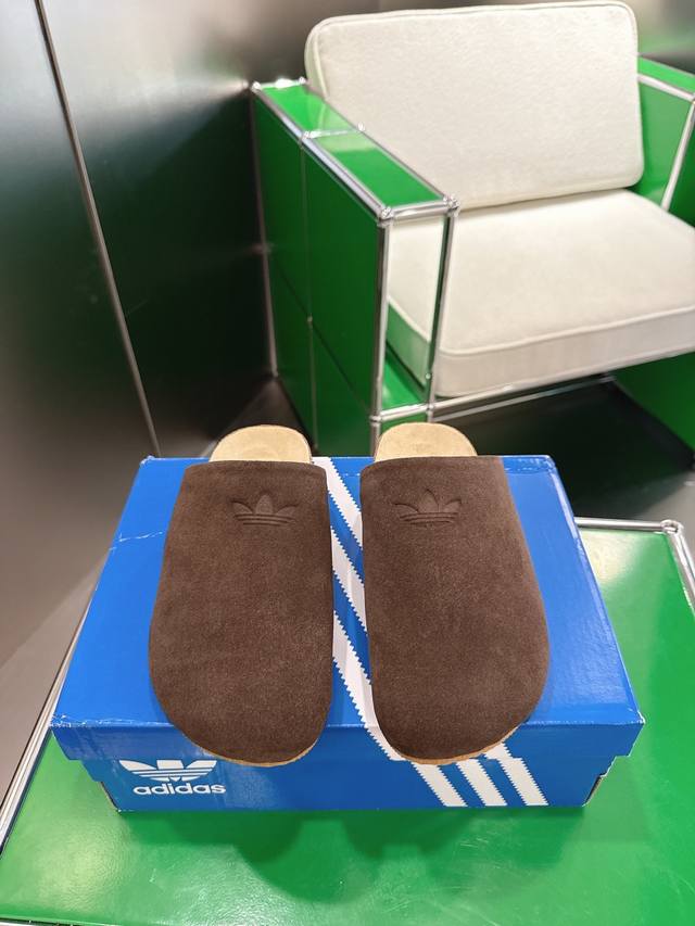 K001 Adidas 阿迪达斯舒适休闲拖鞋穆勒鞋 这款Adimule拖鞋，升格演绎Adilette经典设计，旨在带来别样舒适感。采用软木鞋底、绒面革鞋床和绒面