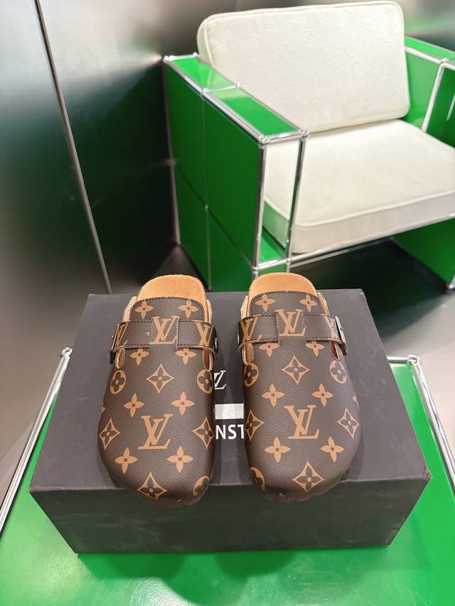 K002 Louis Vuitton × Birkensto联名合作款博肯包头鞋 万年经典勃肯软底强势推出，一个品牌就是一个类型，其构造鉴于人体工学设计，让脚完