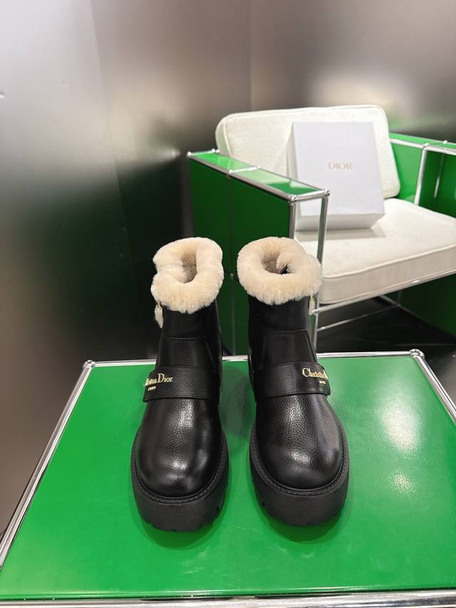 K020 Dior-Mor系列朋克风防寒保暖毛毛女靴 2025秋冬新款明星同款字母Logo五金皮带扣侧拉链机车靴 厚底圆头一脚蹬骑士短靴 材质：鞋面进口全粒面小
