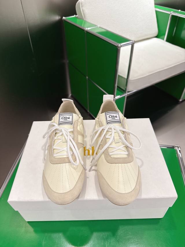 K018 Chloe蔻依 新款阿甘鞋德训鞋 新款运动鞋轮廓采用牛皮拼接制成，灵感来源于复古跑鞋。通过缝线、拼接等工艺，赋予单品新的生命和美感:。舌头饰有经典品牌