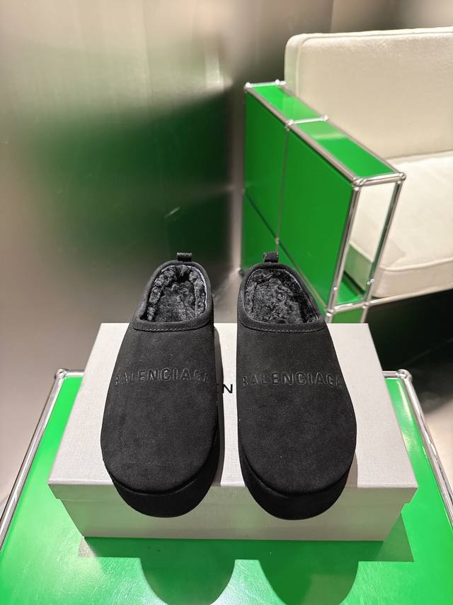 K029Balenciaga巴黎世家秋冬最新款厚底毛毛拖 时装博主与欧美明星大爱款 冬季必备款 时尚却不过分张扬鞋面磨砂皮 内里真毛特别的蓬松柔软、亲肤脚感特别