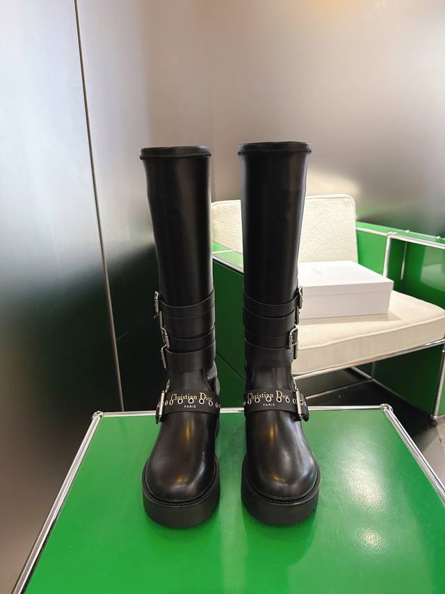 K020 Dior迪奥25秋冬封神战靴马丁靴 超酷飒有范儿 匠心搭配多层条皮带扣 彰显潮流前卫风格 帅气有型 焕发运动时尚型格 面料:原版定制牛皮 内里:牛皮