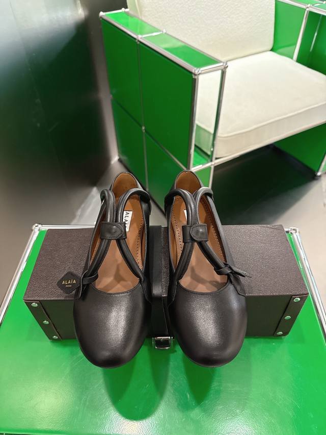 K052Alaia 走秀款平底芭蕾舞平底单鞋 甜酷芭蕾风，人气超高的一款芭蕾舞鞋，浪漫又迷人舒适百搭。 面料 黑色羊京 羊皮内里，私模橡胶防滑大底， 码数：35
