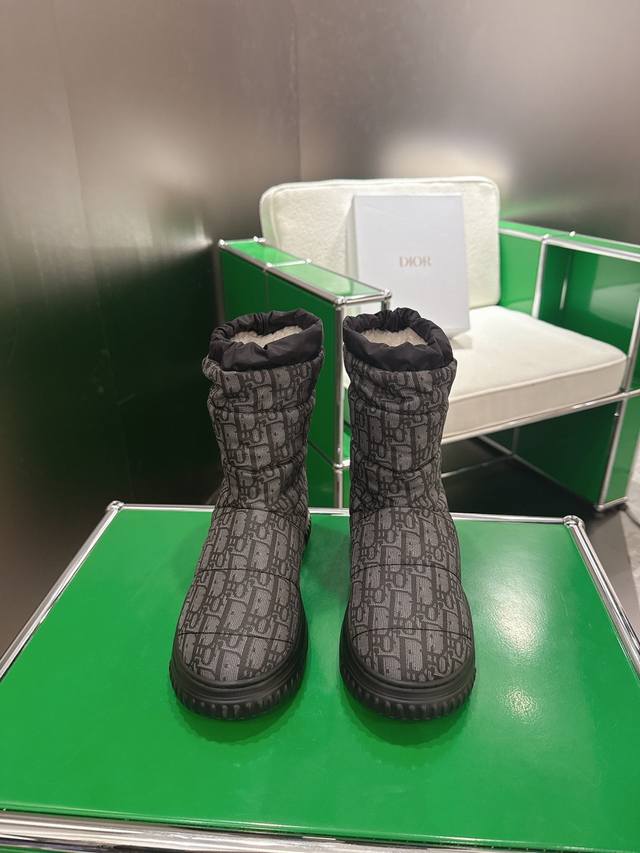 顶级版本 K020 Dior 迪奥 2025Ssd家秋冬新款保暖羽 绒靴毛毛靴短靴 原版复刻 细节完全对版 全新毛靴风向标 好看 非常抢眼 简约百搭不平凡 原版