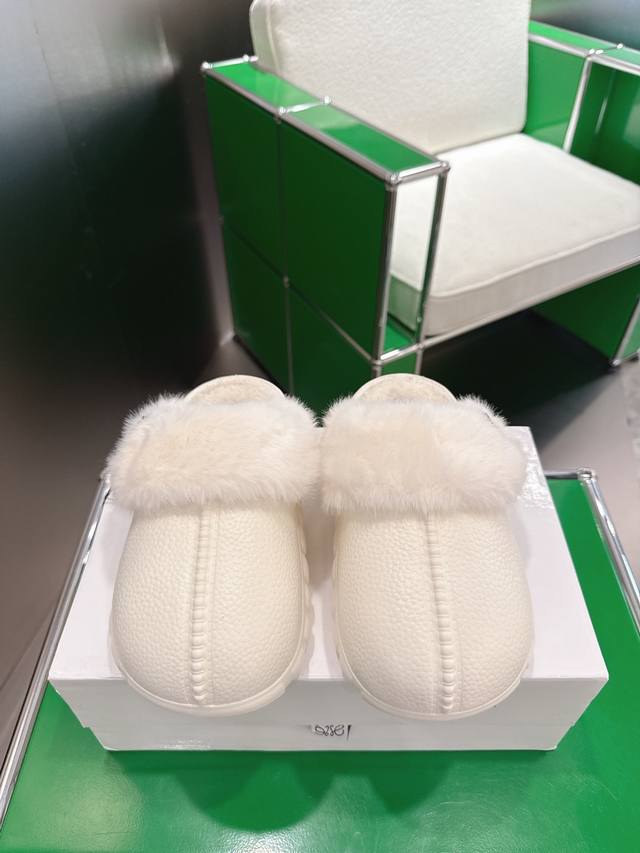 Koo3Loewe 罗意威 25Ss秋冬新款 毛拖鞋 Ease三连花瓣头 全皮包裹博肯鞋 进口羊羔毛材质 舒适度极高，非常具有辨识度，美貌与实用并存舒适而不单调