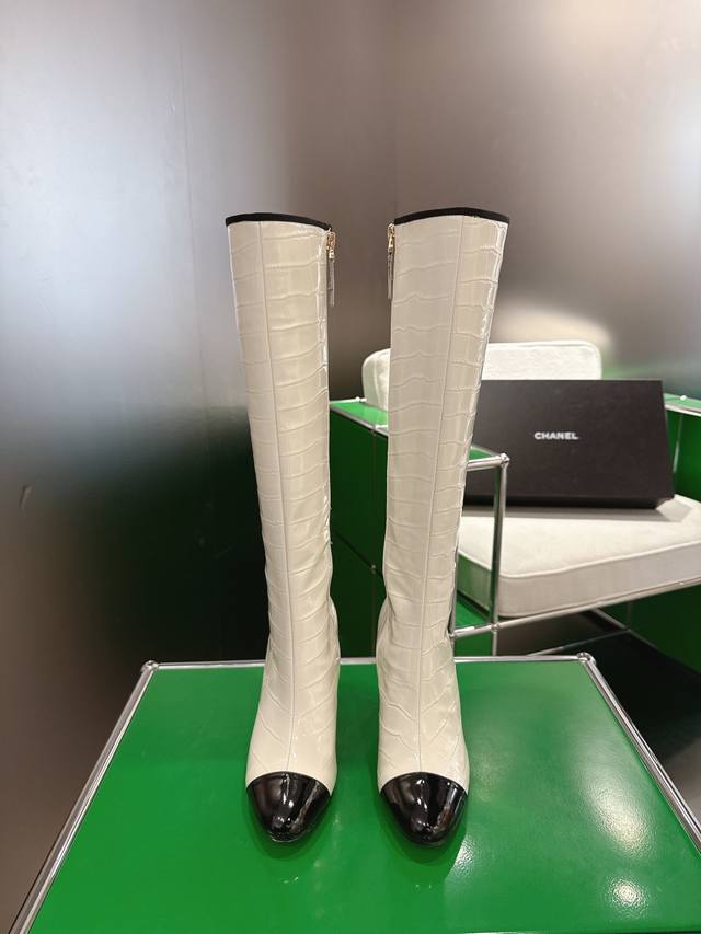 K044L 香奈儿2025新款秋冬高跟长靴 精致电渡字母跟靴口开模点钻小标15高靴 面；进口石头纹小牛油 内里；丝绸羊皮 垫脚；丝绸羊皮 大底；意大利真皮 跟高