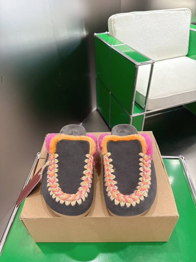 K029 Mou 小众潮牌 25Ss秋冬新品 博肯 毛拖 居家不失舒适与精致一双弹力厚底羊毛拖鞋慵懒而温暖 脚掌如同陷入了轻柔的拥抱中柔软的羊皮毛一体皮料结合无