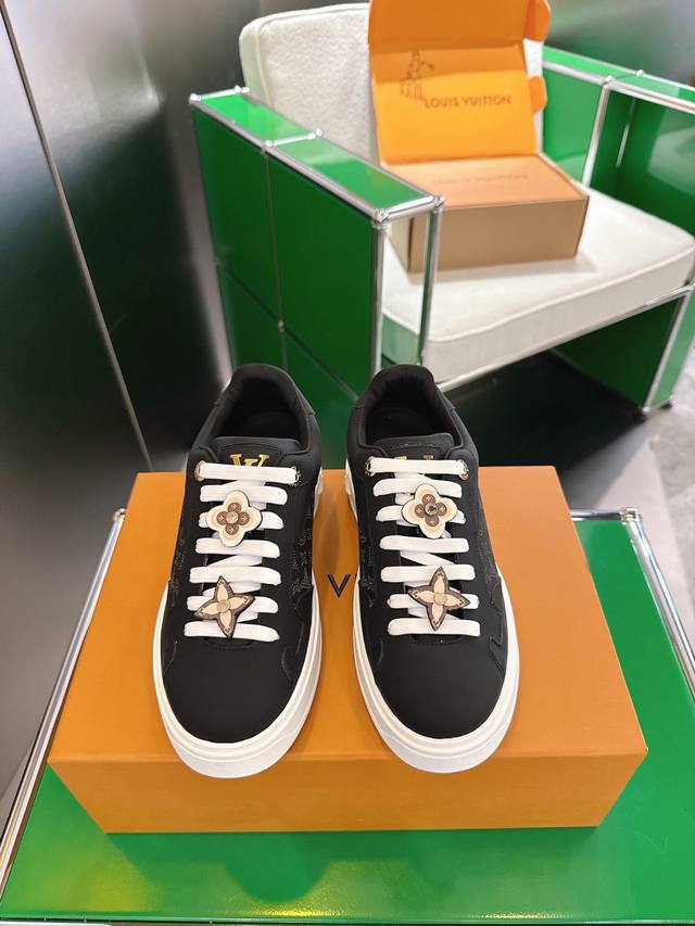 顶级版本 K007 Louis Vuitton 路易威登Time Out休闲板鞋 小白鞋 本款Time Out运动鞋拼接牛皮革与 Monogram 丹宁布，与当