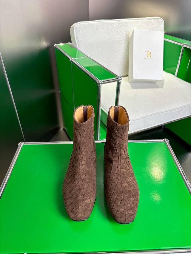 K048The Row手工编织平底短靴 以极简之姿勾勒出静默的高级感 成为懂质感者的足下默契。 圆头设计是温柔的注脚 适合每种脚型 短靴筒利落包裹脚踝 线条从鞋