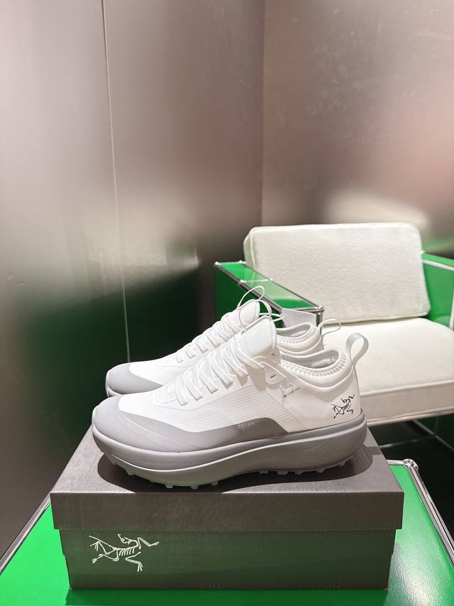 顶级版本 广货 Arcteryx始祖鸟 Sylan 舒适织物防水透气 低帮跑步鞋 鞋子结构：中底Tpu底盘支持保护双脚3D模具制橡胶鞋头，一体化系带系统 鞋面采