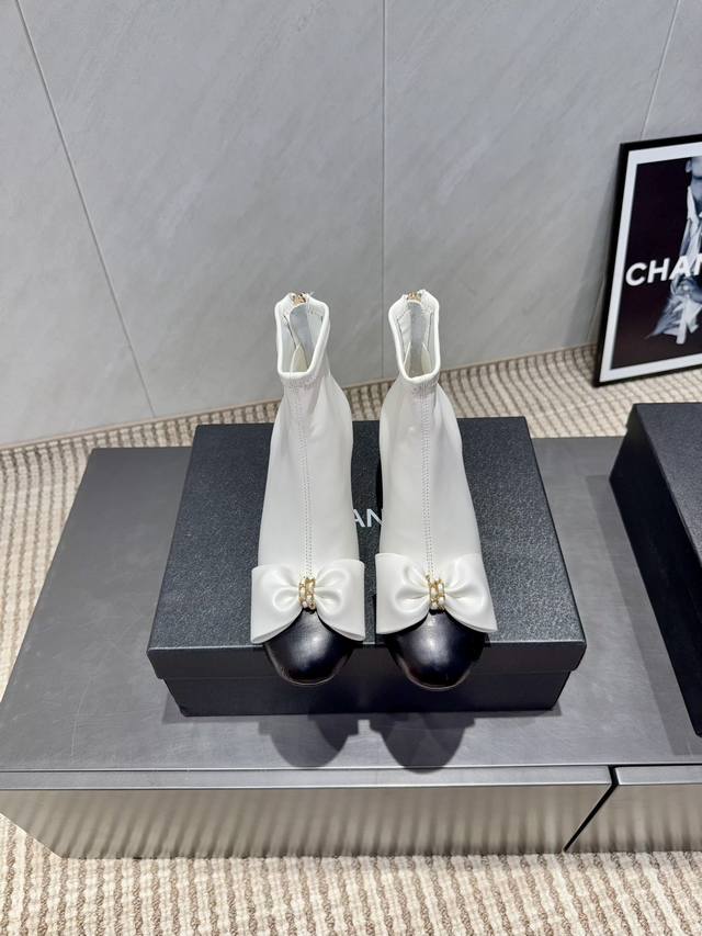 出厂: 独家顶级版本 Chane*小香25Vs秋季专柜最新靴子系列 蝴蝶结弹力短靴 香奈儿女士钟爱简约又难以抗拒系 搭配展现与众不同的穿搭风格、自由混搭闪耀到位