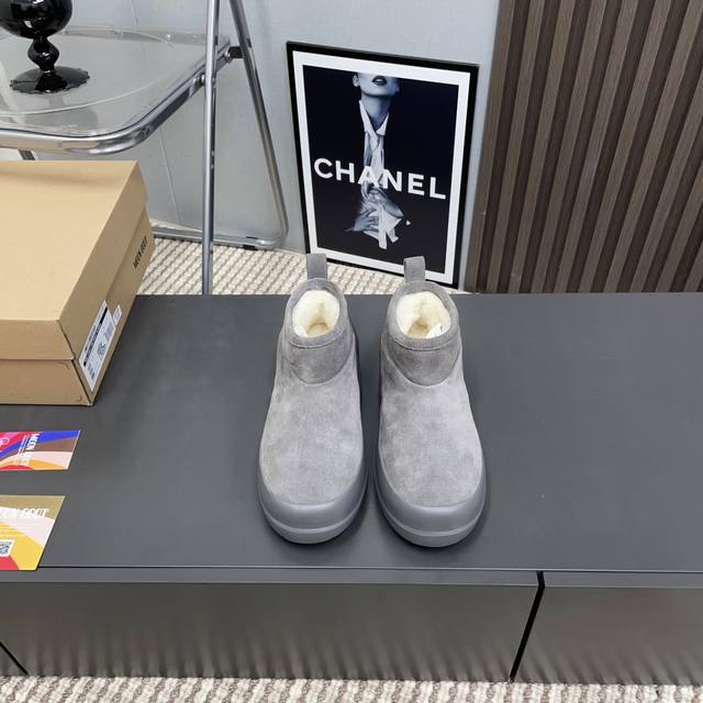 出厂: 独家顶级版本 Moon Boot2025Vs秋冬最新款雪地靴系列 丑萌厚底雪地靴 忘了Ugg吧，时髦人都在穿Moon Boot雪地靴 如果你难以接受Ug