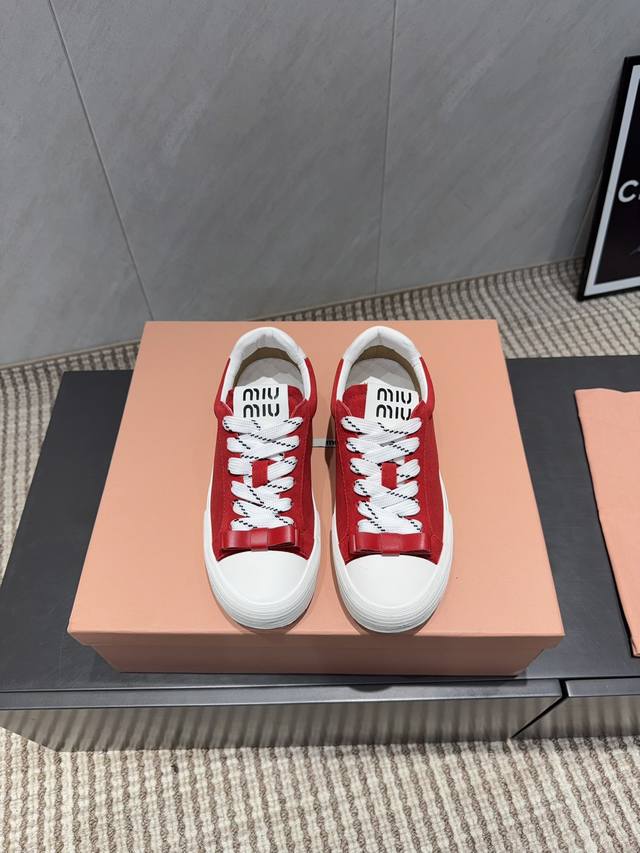 出厂： 独家顶级版本 缪缪Miumiu 2025Vs最新爆款休闲鞋系列 拼色蝴蝶结休闲鞋 Miumiu最新爆款 前卫大胆的设计，Miu Miu风格融于此款厚底帆