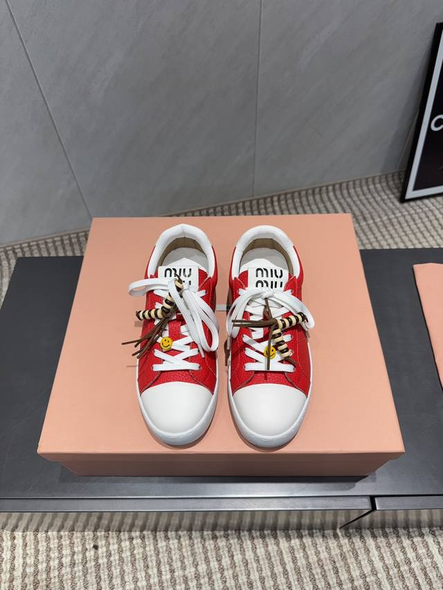 出厂： 独家顶级版本 缪缪Miumiu 2025Vs最新爆款休闲鞋系列 拼色厚底休闲鞋 Miumiu最新爆款 前卫大胆的设计，Miu Miu风格融于此款厚底帆布