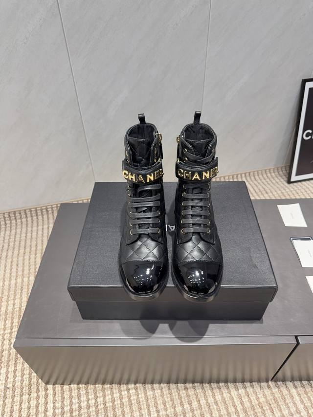 出厂:橡胶底 真皮底 独家顶级版本 Chane*小香25Vs秋季专柜最新靴子系列 圆头电绣字母扣短靴 香奈儿女士钟爱简约又难以抗拒系 搭配展现与众不同的穿搭风格