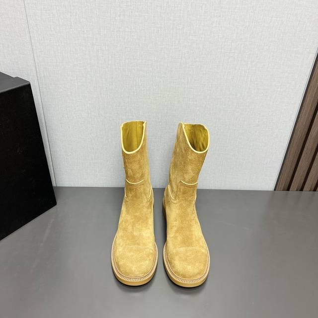 出厂: 独家顶级版本 Chane*香家2025Vs秋冬新款靴子系列 圆头一脚蹬短靴 新款上架这款一脚蹬短靴在欧美街拍中出境率超高，Ins也是火了一把，调鞋楦都调