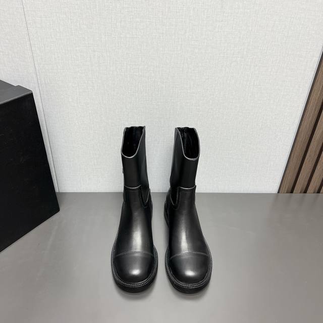 出厂: 独家顶级版本 Chane*香家2025Vs秋冬新款靴子系列 圆头一脚蹬短靴 新款上架这款一脚蹬短靴在欧美街拍中出境率超高，Ins也是火了一把，调鞋楦都调