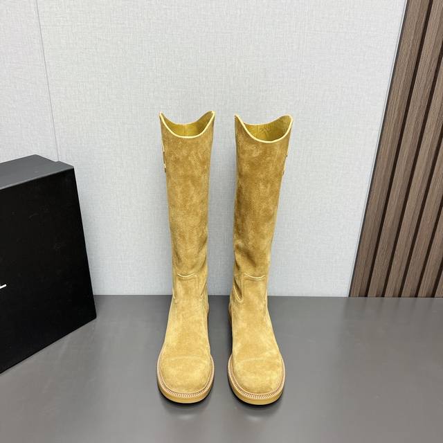 出厂: 独家顶级版本 Chane*香家2025Vs秋冬新款靴子系列 圆头一脚蹬高靴 新款上架这款一脚蹬靴子在欧美街拍中出境率超高，Ins也是火了一把，调鞋楦都调