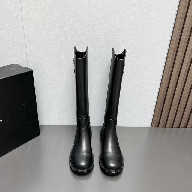 出厂: 独家顶级版本 Chane*香家2025Vs秋冬新款靴子系列 圆头一脚蹬高靴 新款上架这款一脚蹬靴子在欧美街拍中出境率超高，Ins也是火了一把，调鞋楦都调