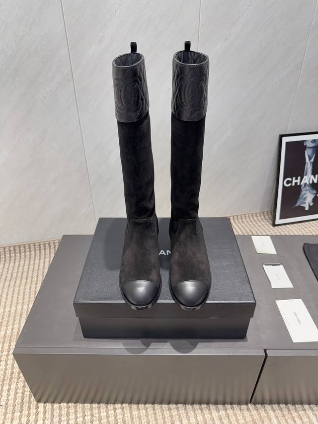 出厂:橡胶底 真皮底 独家顶级版本 Chane*小香25Vs秋季专柜最新靴子系列 圆头一脚蹬高靴 香奈儿女士钟爱简约又难以抗拒系 搭配展现与众不同的穿搭风格、自