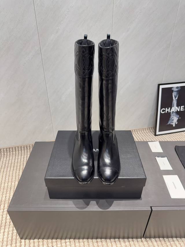 出厂:橡胶底 真皮底 独家顶级版本 Chane*小香25Vs秋季专柜最新靴子系列 圆头一脚蹬高靴 香奈儿女士钟爱简约又难以抗拒系 搭配展现与众不同的穿搭风格、自