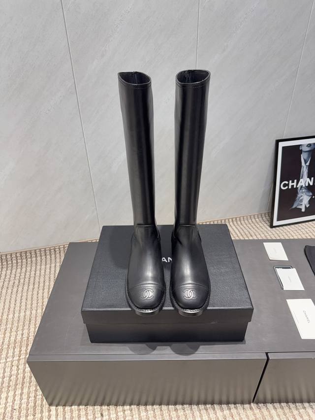 出厂:橡胶底 真皮底 独家顶级版本 Chane*小香25Vs秋季专柜最新靴子系列 圆头一脚蹬高靴 香奈儿女士钟爱简约又难以抗拒系 搭配展现与众不同的穿搭风格、自