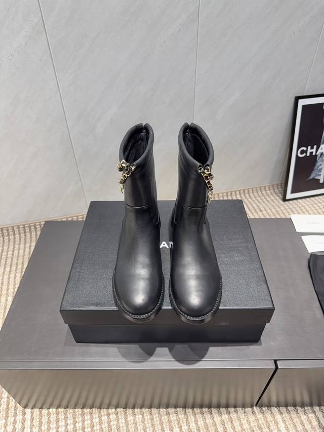 出厂:橡胶底 真皮底 独家顶级版本 Chane*小香25Vs秋季专柜最新靴子系列 圆头链条一脚蹬短靴 香奈儿女士钟爱简约又难以抗拒系 搭配展现与众不同的穿搭风格