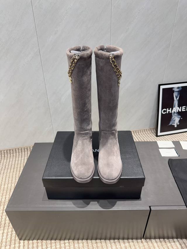 出厂:橡胶底 真皮底 独家顶级版本 Chane*小香25Vs秋季专柜最新靴子系列 圆头链条一脚蹬高靴 香奈儿女士钟爱简约又难以抗拒系 搭配展现与众不同的穿搭风格