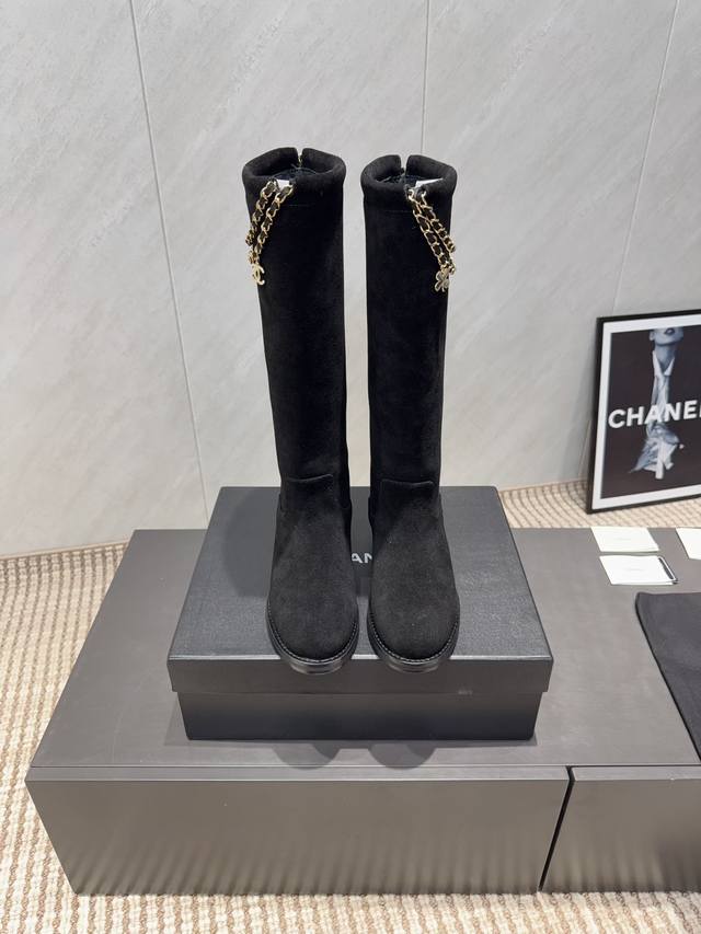 出厂:橡胶底 真皮底 独家顶级版本 Chane*小香25Vs秋季专柜最新靴子系列 圆头链条一脚蹬高靴 香奈儿女士钟爱简约又难以抗拒系 搭配展现与众不同的穿搭风格