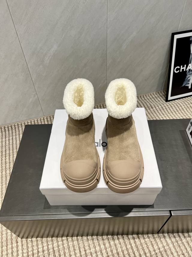 出厂: 独家顶级版本 Alo Yoga小众潮牌25Vs秋季新款雪地靴系列 圆头厚底雪地靴鞋 原版一比一打造舒适度、包裹性都比较好。个性十足，很好驾驭各种风格衣服