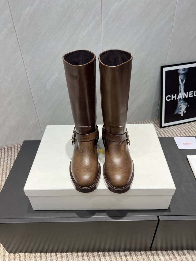 出厂: 独家顶级版本 Chioe克洛伊2025Vs秋季最新休闲爆款靴子系列 复古一脚蹬高靴 原版一比一复刻，所有的位置刚刚好 ，网红爆款，顶级休闲度假系列 大咖