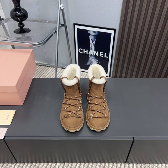 出厂: 独家顶级版本 Miumiu缪缪2025Vs秋冬最新走秀爆款雪地靴系列 圆头绑带厚底雪地靴 顶级版本Miumi秋冬限量走秀款雪地靴！ 今年最值得入手的靴子