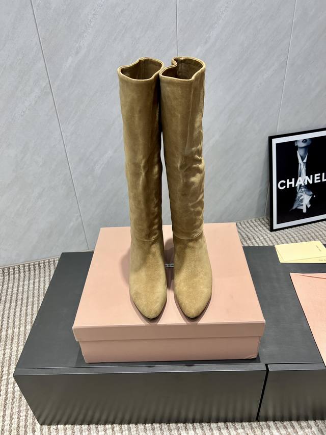 出厂: 独家顶级版本 Miumiu缪缪2025Vs秋冬最新走秀爆款靴子系列 尖头一脚蹬中跟高靴 顶级版本Miumi秋冬限量走秀款长筒靴！ 今年最值得入手的靴子