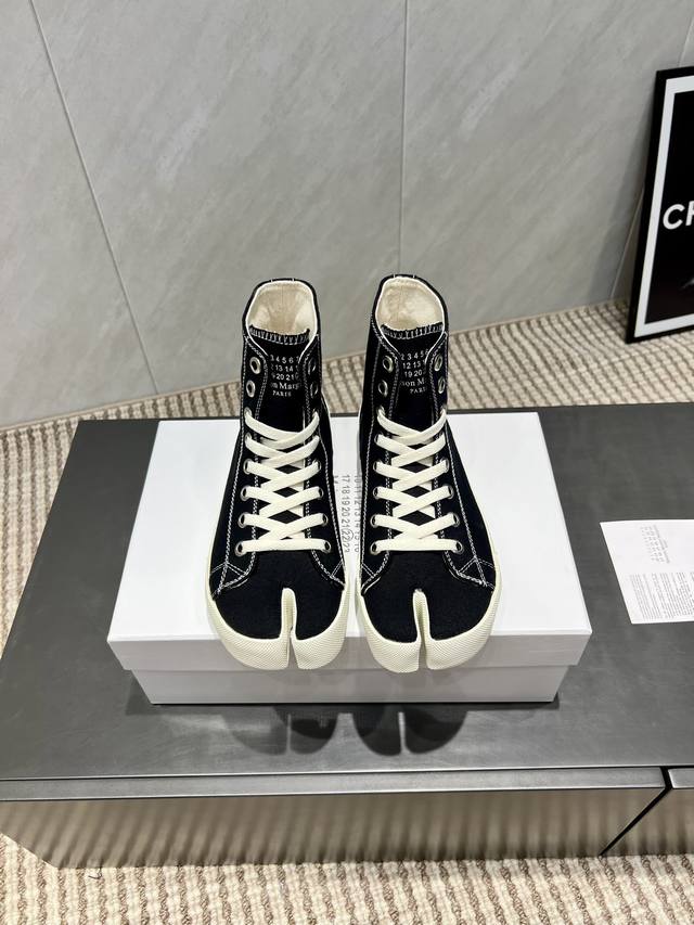 出厂:情侣高帮 独家顶级版本 M*M6M*Aison M*Argiela~25Vs新款复古休闲系列 分趾帆布高帮休闲鞋 光听到复古风就能立刻想到经典M*Argi