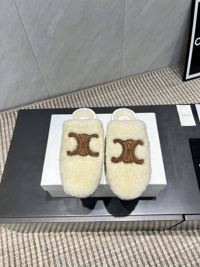 出厂: 独家顶级版本 C*Eline赛*琳2025Vs秋季最新爆款毛拖系列 圆头拼色毛拖 官网同步最新款，专柜最高版本顶级品质，毛茸茸的时髦感十足，舒适的圆头设